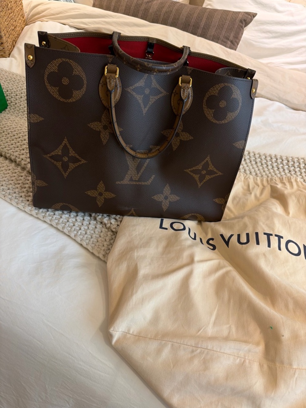 Louis Vuitton OnTheGo GM - Picture 2 of 3